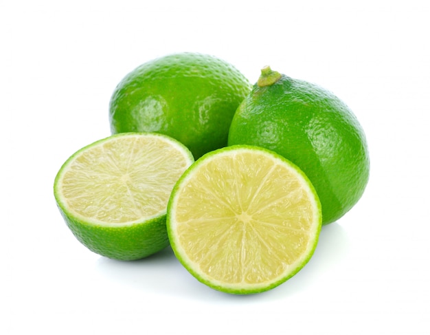 Citron vert frais isolé sur un blanc