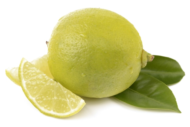 Citron vert frais isolé sur fond blanc