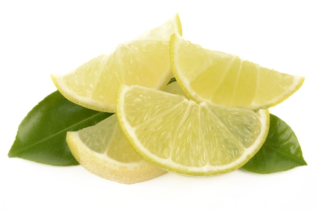 Citron vert frais isolé sur fond blanc