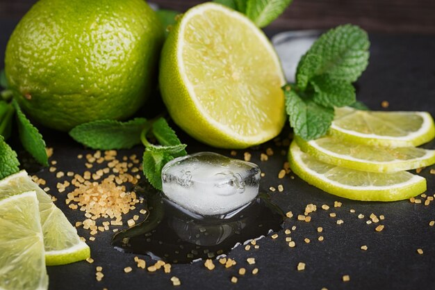 Citron vert frais, menthe et glaçons. Foncé