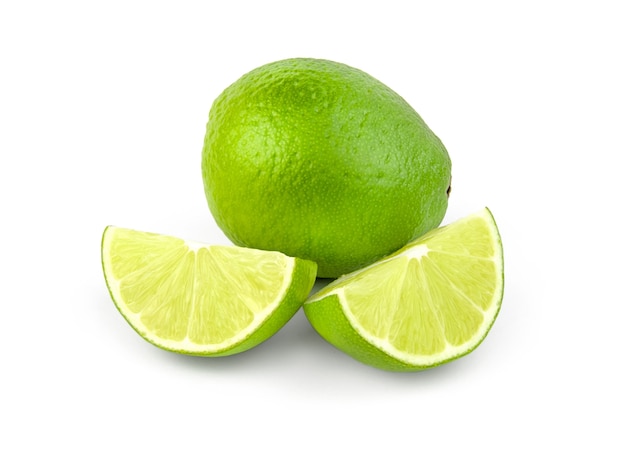 Citron vert frais et tranche, isolé sur fond blanc