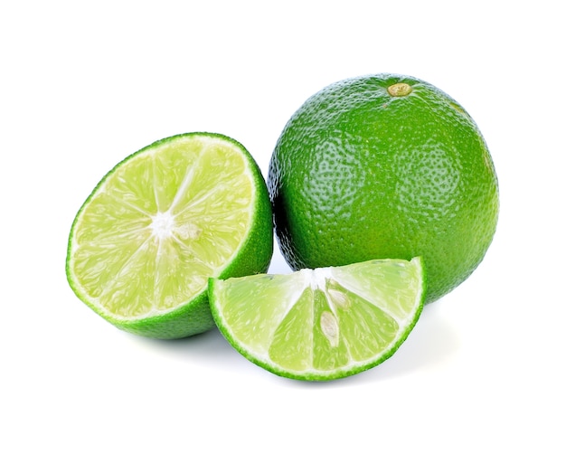 Citron vert frais et tranche isolé sur fond blanc