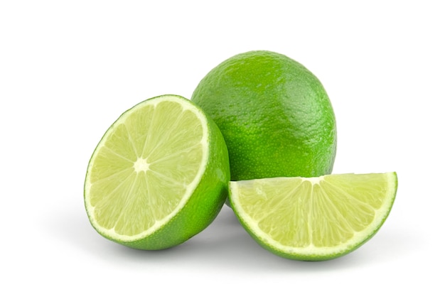 Citron vert haché isolé sur blanc