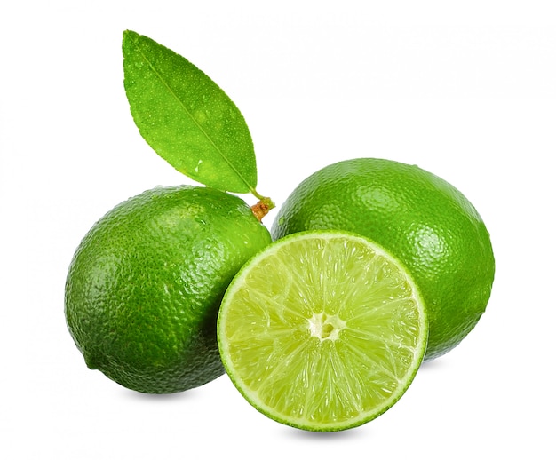 Citron vert isolé sur blanc avec un tracé de détourage