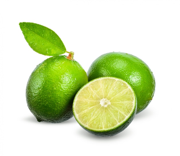 Citron vert isolé sur blanc avec un tracé de détourage