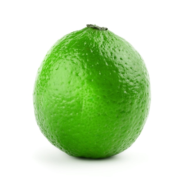 Citron vert isolé sur fond blanc Vue de face Gros plan