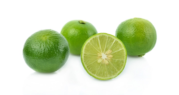 Citron vert isolé sur fond blanc