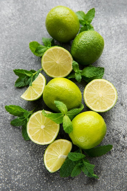 Citron vert et menthe sur fond sombre