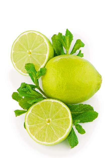 Citron vert et menthe isolé sur fond blanc.