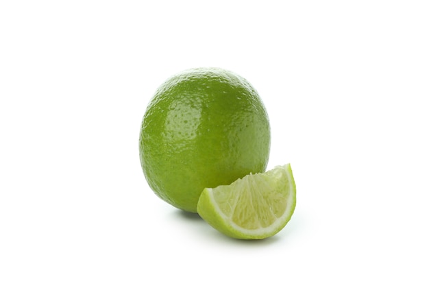 Citron vert mûr frais isolé sur fond blanc