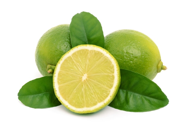 Citron vert mûr frais sur une surface blanche