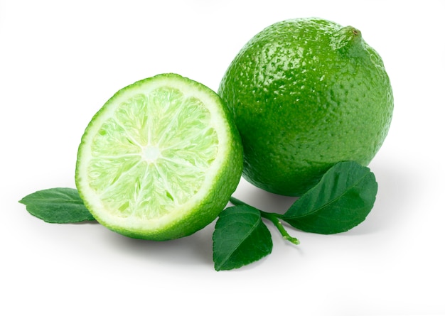 Citron vert avec des tranches et des feuilles