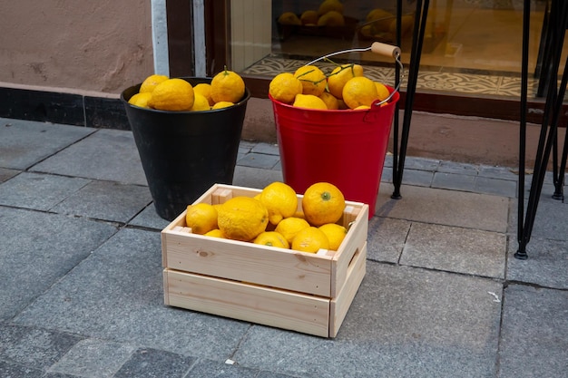 citron vue de face dans la caisse