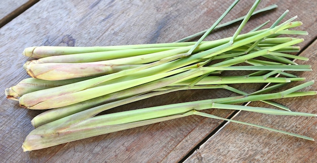 citronnelle sur fond de bois