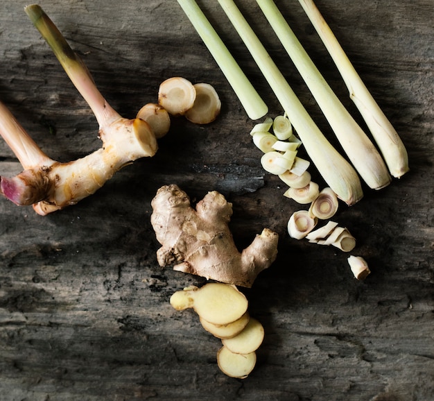 Citronnelle de Galangal Ginget sur un bois