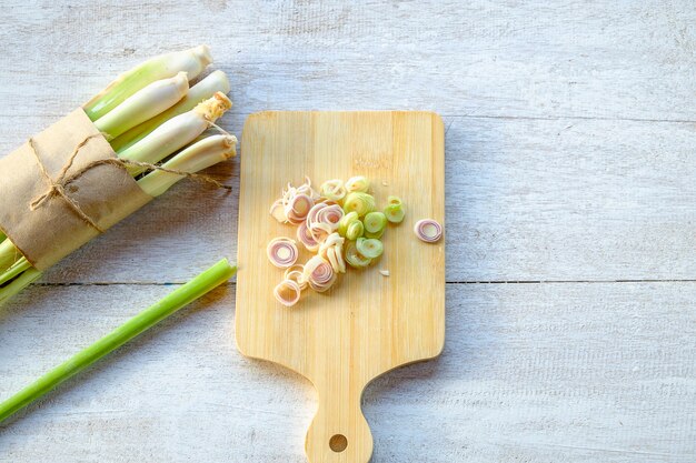 Citronnelle sur table en bois blanc