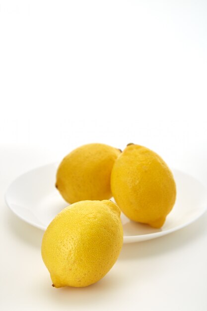 Citrons sur une assiette blanche