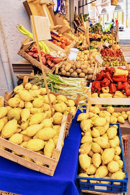 Citrons au comptoir du marché de rue, la ville de Monreale, Sicile, Italie