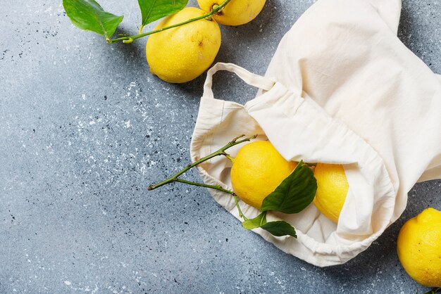 Citrons biologiques frais dans un sac en tissu