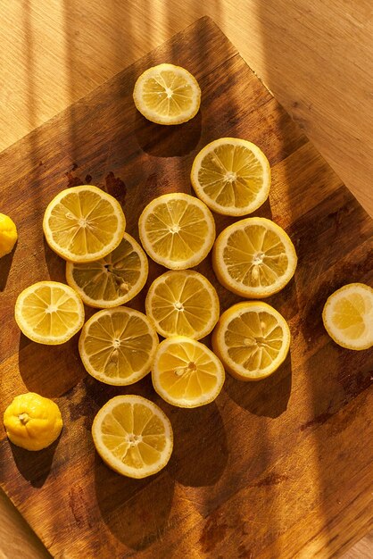 Citrons biologiques frais sur une planche à découper en bois