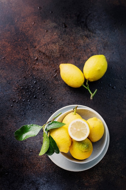 Citrons biologiques frais