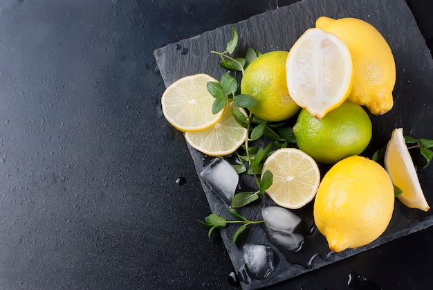 Citrons et citrons verts à la menthe
