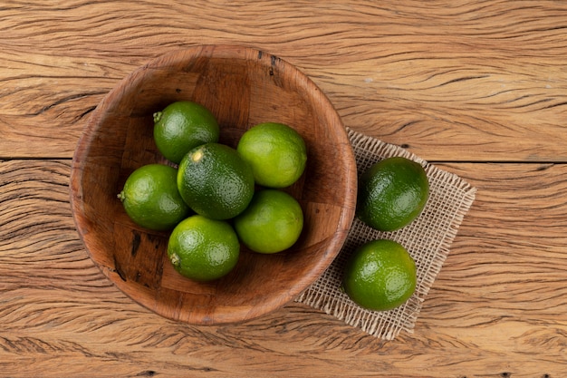 Citrons dans un bol au-dessus d'une table en bois