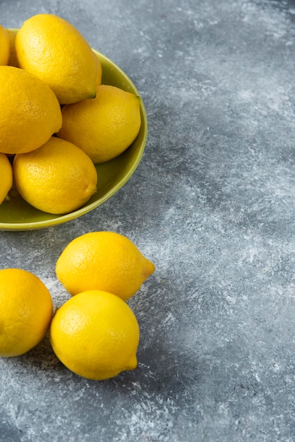 Photo citrons dans un bol sur fond gris