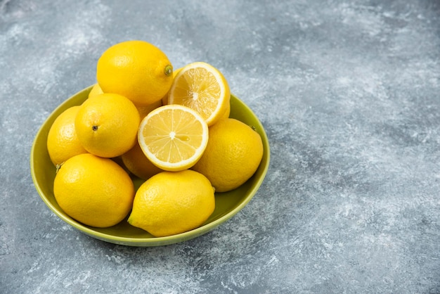 Citrons dans un bol sur fond gris