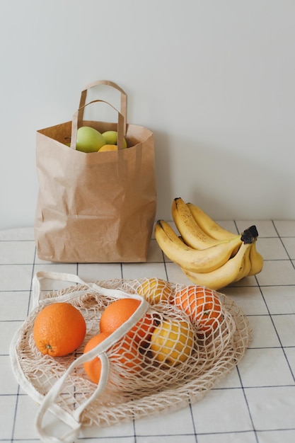 Citrons dans un sac réutilisable Concept zéro déchet avec sac à cordes sac en filet sac grosery avec fruits