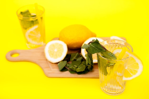 Photo citrons et eau détox faite d'eux sur fond jaune