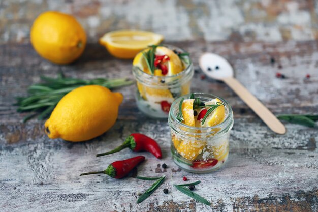 Citrons fermentés avec sel et épices