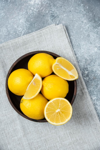 Citrons sur fond gris bol en bois