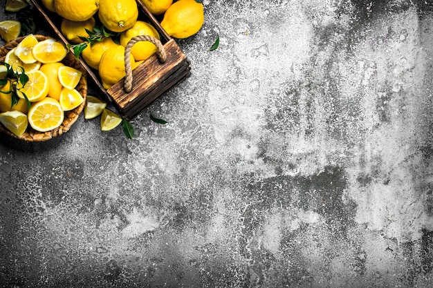 Citrons frais dans une boîte en bois.