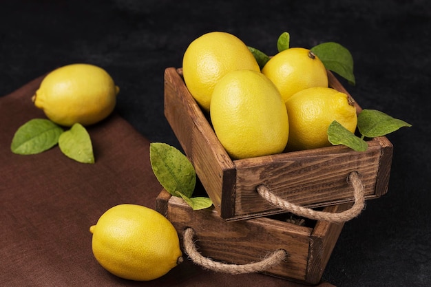 citrons frais dans une boîte en bois