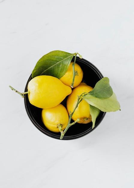 Citrons frais dans un bol noir