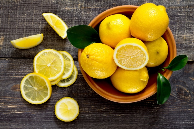 Citrons frais dans un bol sur une table en bois