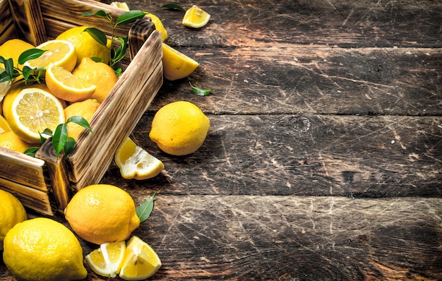 Citrons frais dans une vieille boîte.