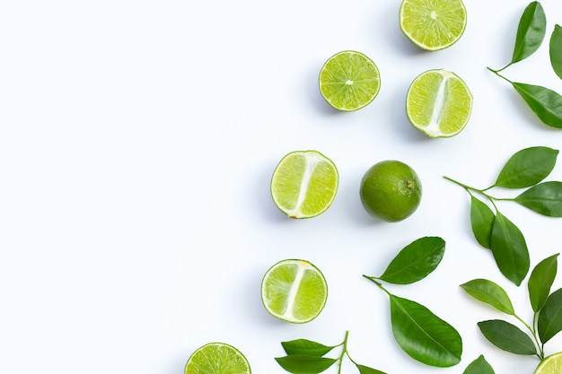 Citrons frais avec des feuilles vertes sur fond blanc. Vue de dessus