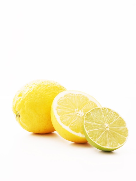 Des citrons frais sur fond blanc