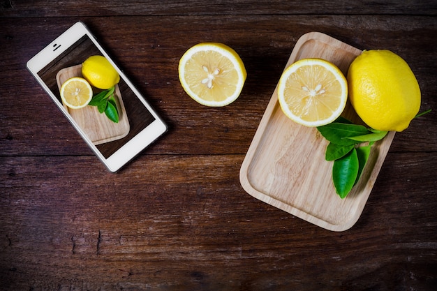 Citrons frais sur fond en bois.