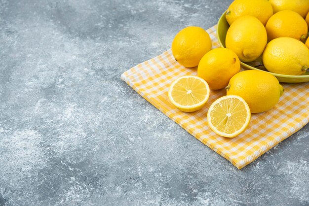 Citrons frais sur fond gris planche à découper