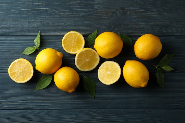 Citrons frais sur une surface en bois. Fruits mûrs