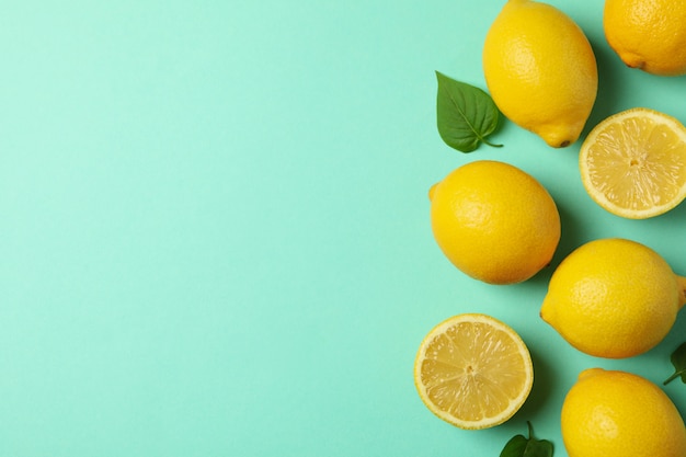 Citrons frais sur la surface de menthe. Fruits mûrs