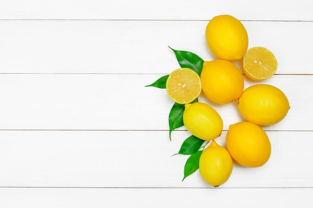 Citrons frais sur table en bois