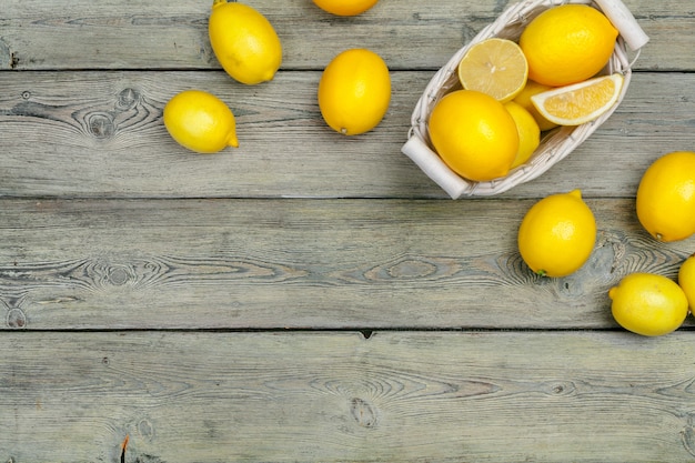 Citrons frais sur une table en bois.