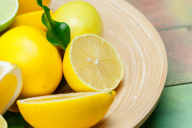 Citrons frais sur une table en bois.