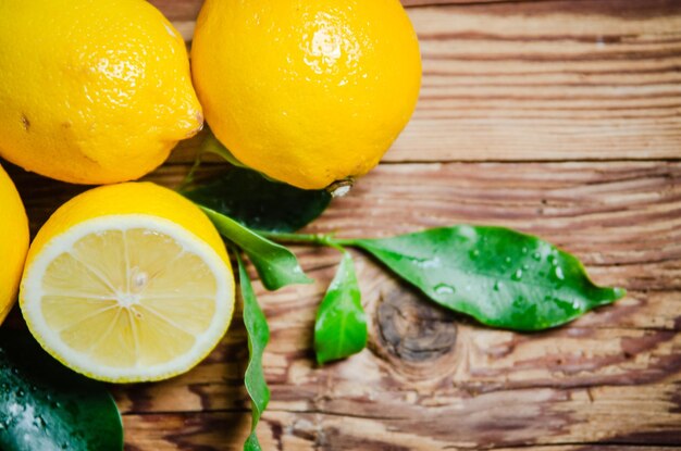 Des citrons frais sur une table en bois