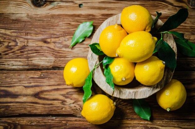 Des citrons frais sur une table en bois