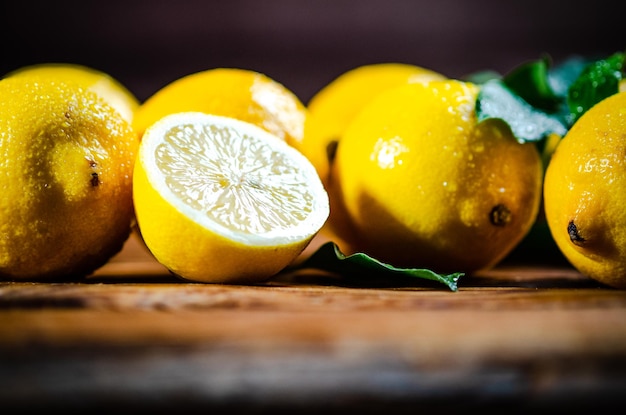 Des citrons frais sur une table en bois